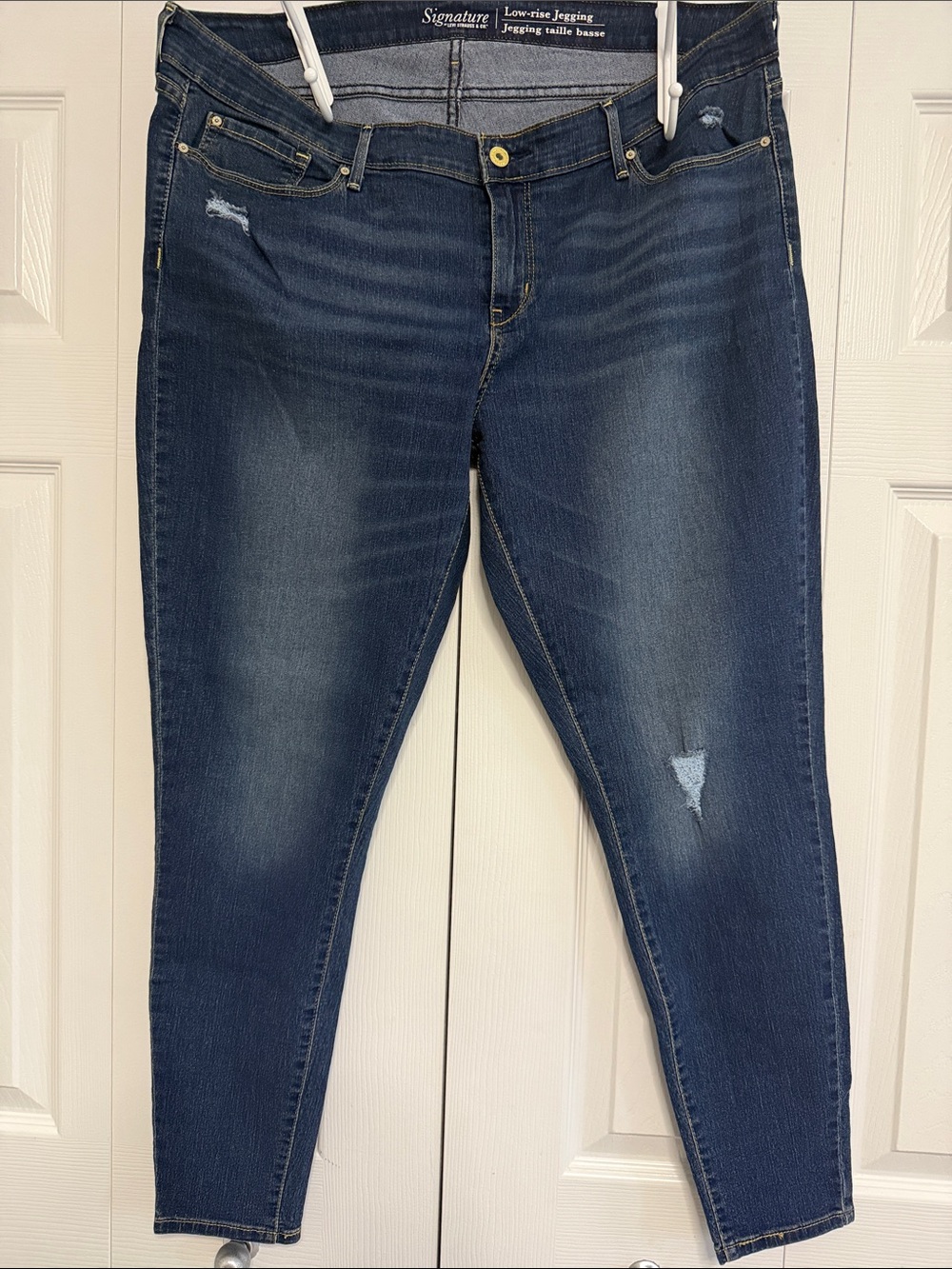 Levi’s Signature Dark Blue Low-Rise Jeggings with Subtle Distress